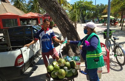 Maceió contra a dengue tem educação ambiental para ambulantes e turistas