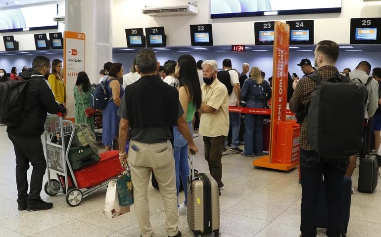 Aeronautas suspendem greve até amanhã para votação de nova proposta