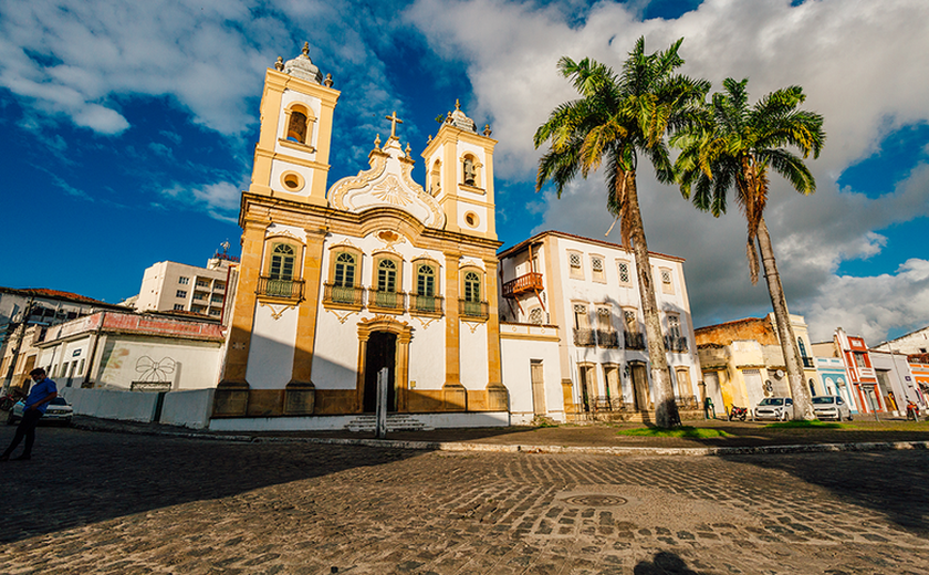 Penedo recebe atletas para provas de natação no Rio São Francisco e em piscina