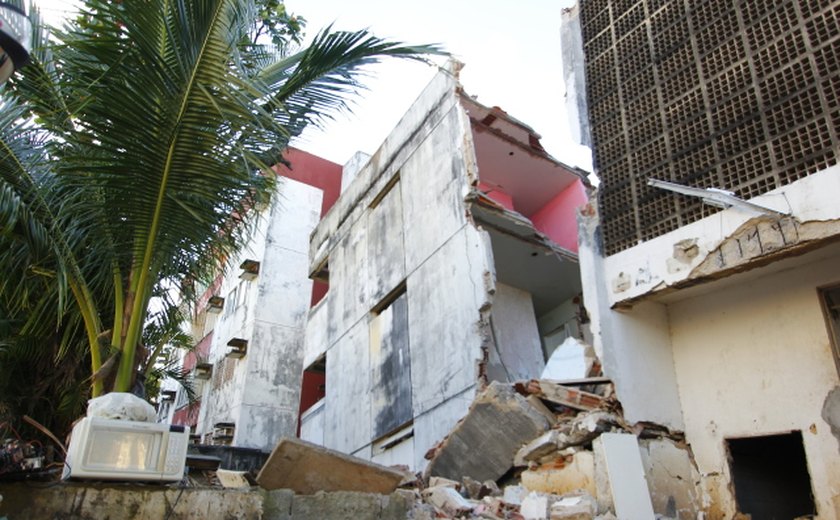 Moradores de prédio que desabou no centro de SP passam a noite na rua