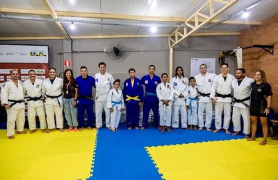 Cunha entrega kimonos e material de treino para integrantes do projeto Samurai Judô Alagoas