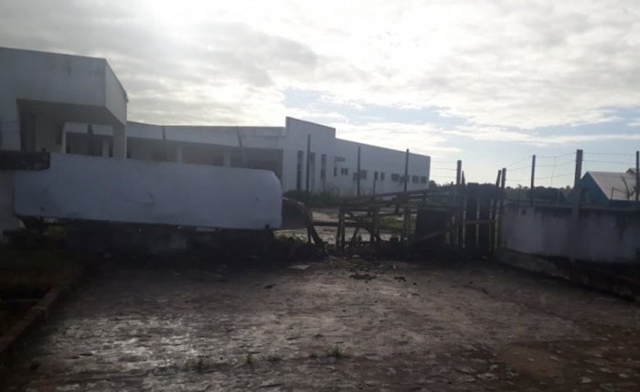Populares publicaram fotos da obra abandonada nas redes sociais