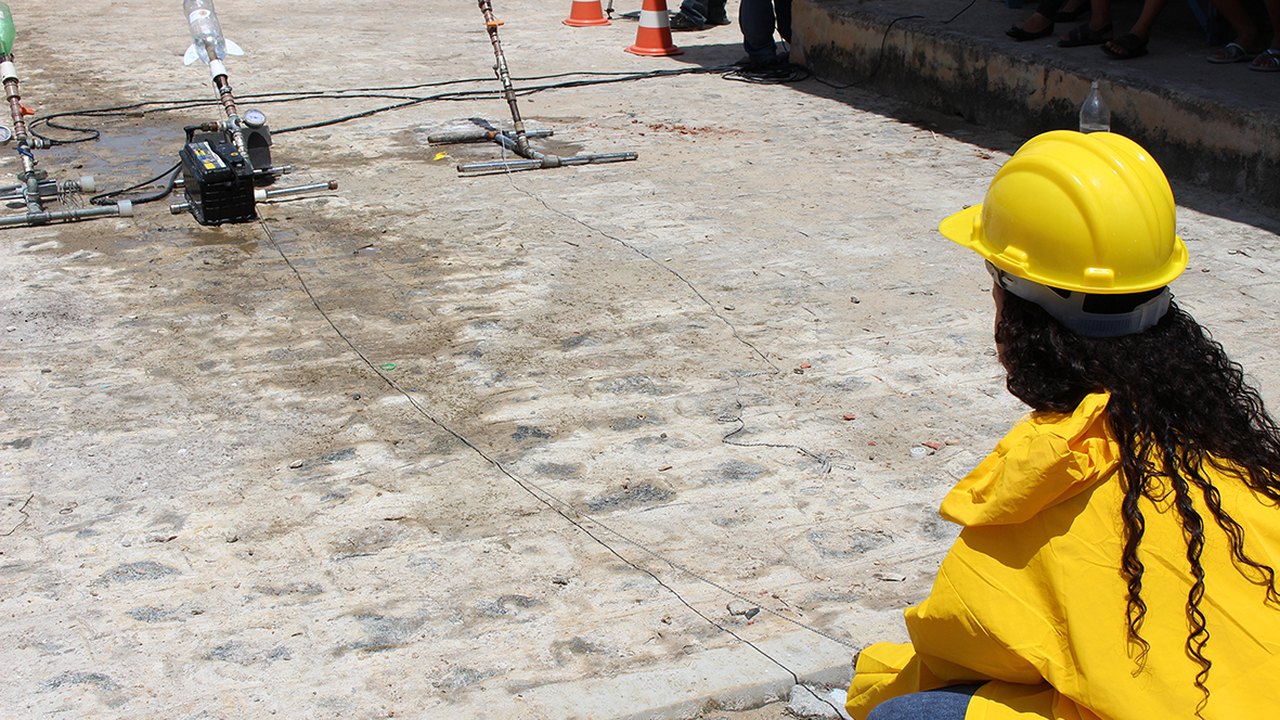 Estudantes do Sesi lançam foguetes construídos em sala de aula