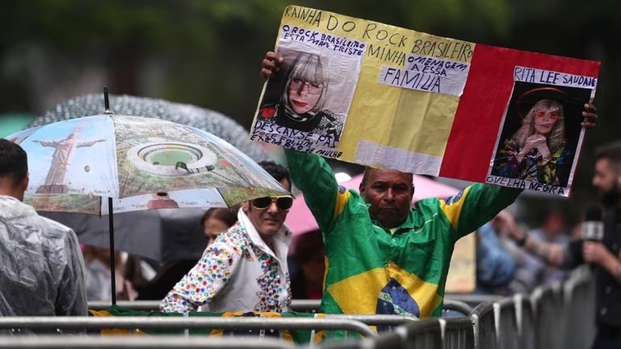 Fãs fazem fila para dar adeus a Rita Lee