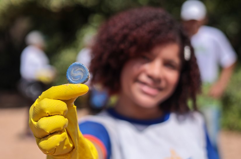 Com apoio de parceiros, Alurb realiza mutirão de limpeza na foz do Riacho Jacarecica