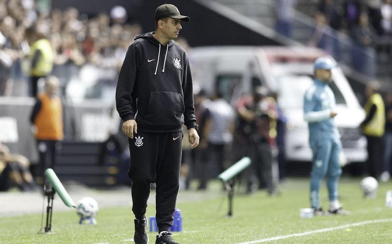 Técnico Lucas Piccinato é demitido da equipe feminina do Corinthians