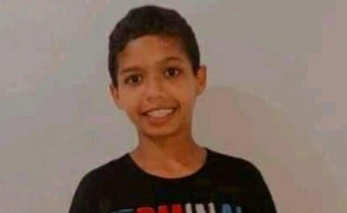 O menino morava com a mãe e a avó