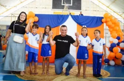 Prefeito Allan de Jesus realiza entrega inédita de fardamentos para alunos da rede municipal