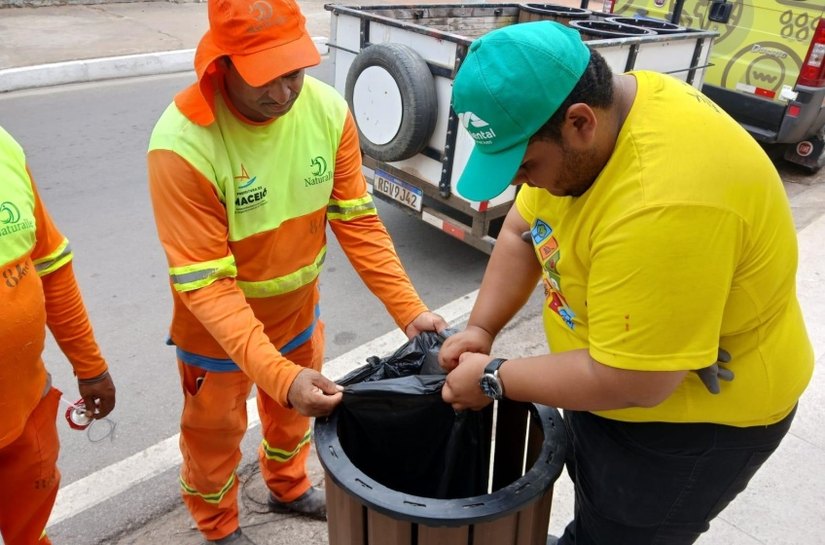 Alurb distribui lixeiras para comerciantes do Pontal da Barra