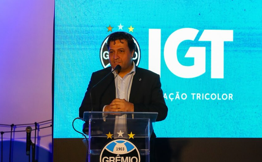 Guerra garante diálogo com Mano Menezes para definir futuro do Grêmio: 'Hoje é nosso treinador'