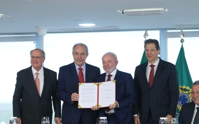 Governo anuncia R$ 12 bi de crédito para indústria; medida deve aliviar impacto do tarifaço dos EUA