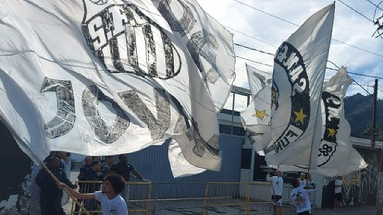Torcida do Santos aparece em peso no CT Rei Pelé e apoia o time antes do clássico com Palmeiras