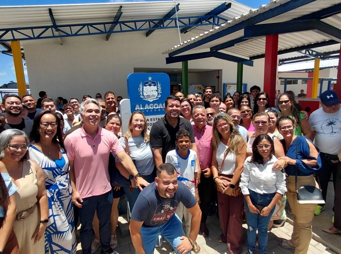 Vereador Allan Pierre recebe carinho de alunos e diz que sonho virou realidade com a nova Escola José Maria de Melo, no Benedito Bentes