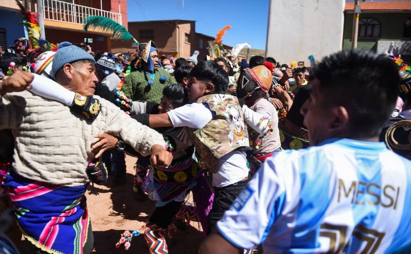 Ritual tradicional 'Tinku' Envolve combate corpo a corpo em San Pedro de Macha, Bolívia