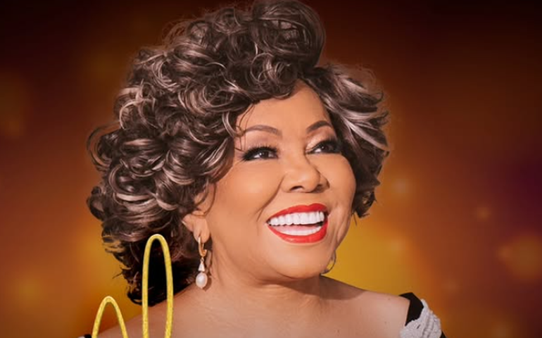 Alcione passa mal e interrompe show no Recife: 'Alguém me abana aqui, por favor'