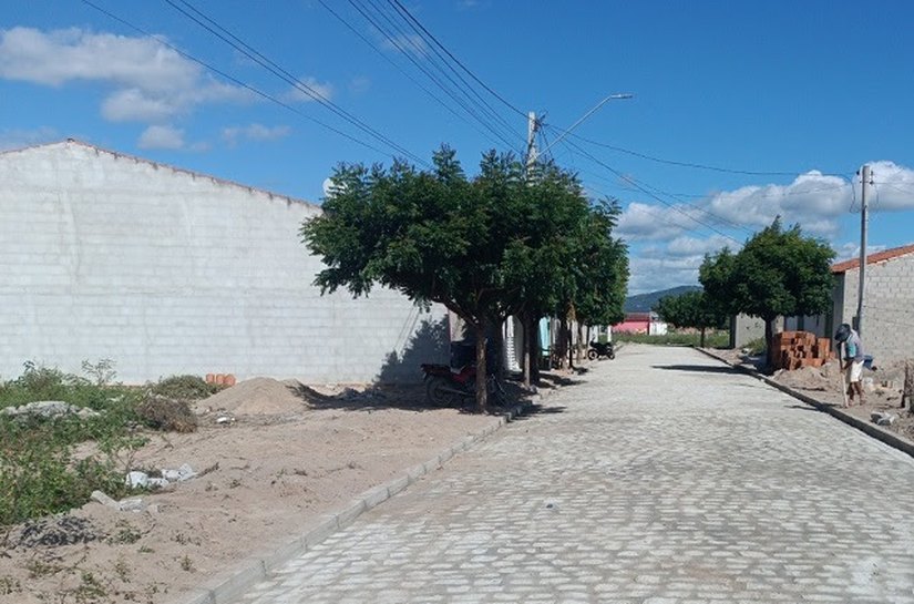 Pavimentação de vias urbanas impulsiona desenvolvimento em Ouro Branco (AL)