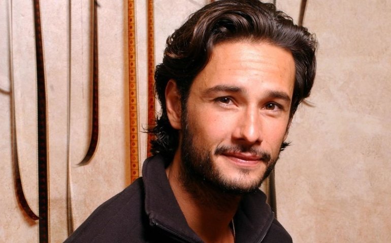Série com Rodrigo Santoro e Álvaro Morte tem primeiras imagens divulgadas