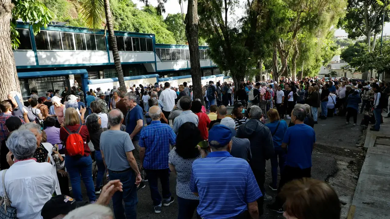 Venezuelanos vão às urnas eleger novo presidente