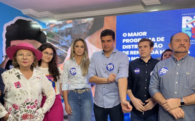 Para enfraquecer adversária, veterano Antônio Albuquerque ataca a jovem Teca Nelma no comitê de Rui Palmeira, em Arapiraca