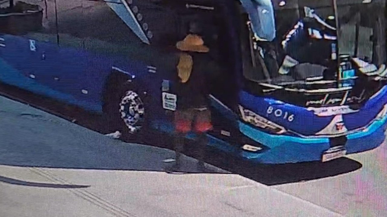 Forças policiais buscam identificar e prender suspeito de roubar objetos de ônibus de turismo