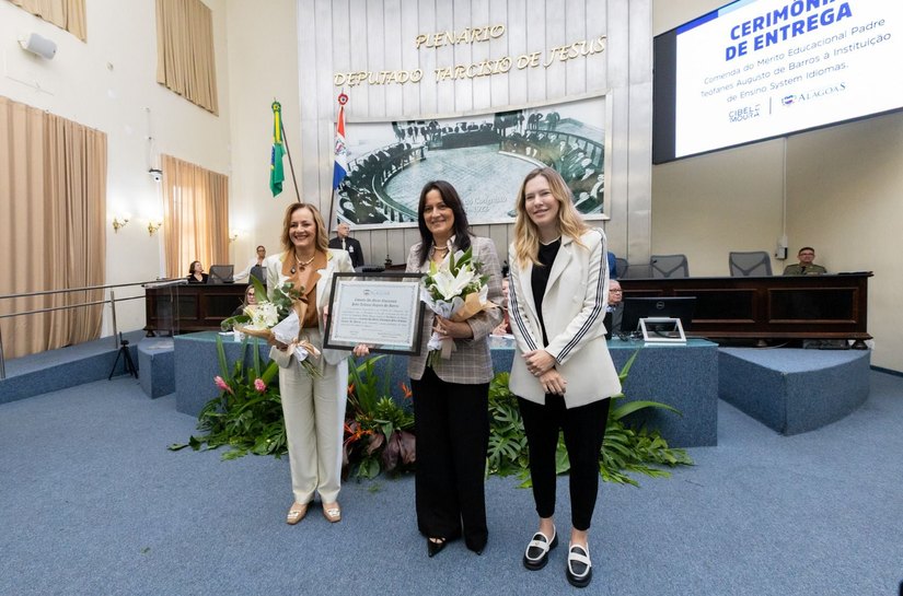 Assembleia Legislativa de AL homenageia System Idiomas com Comenda Padre Teófanes