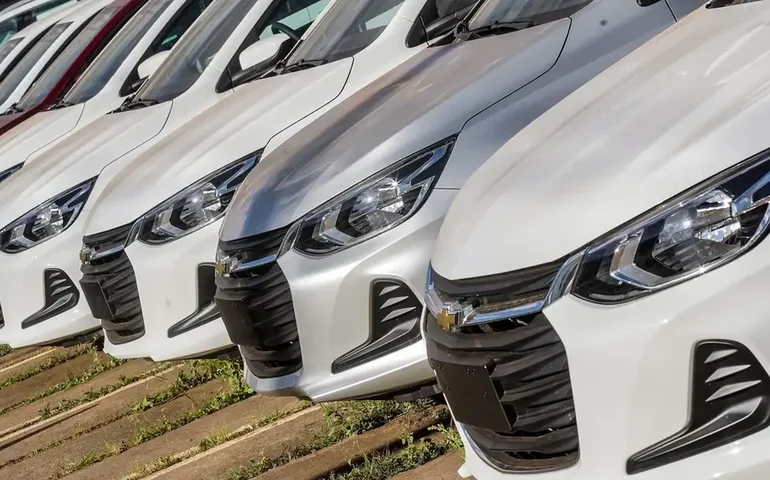 UE decide seguir adiante com plano de tarifar carros elétricos da China