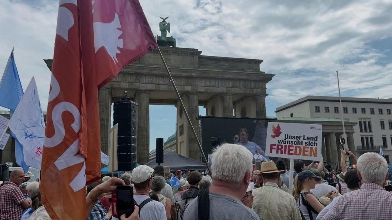 Marcha pela paz e diálogo com a Rússia reúne cerca de 1,5 mil pessoas em Berlim