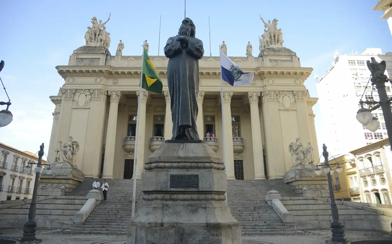 Alerj aprova novo Refis, projeto que prevê descontos em dívidas com o estado e deve beneficiar abater multas de trânsito