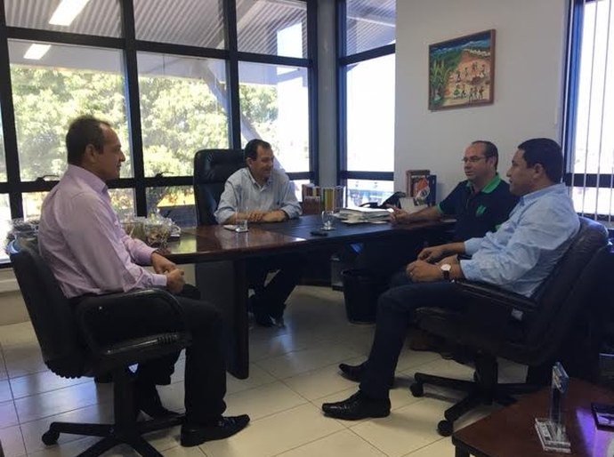 Júlio quer apoio da Fecomércio para capacitar e qualificar trabalhadores
