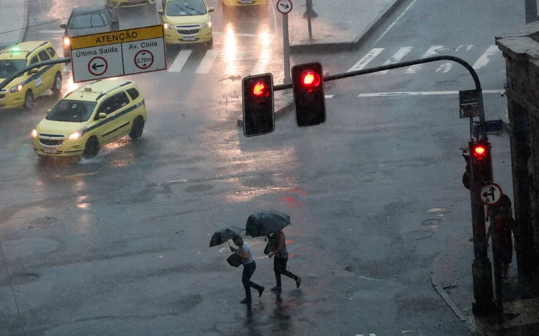 Temporais deixam 5 mortos, 12 feridos e interdita rodovias no interior de SP