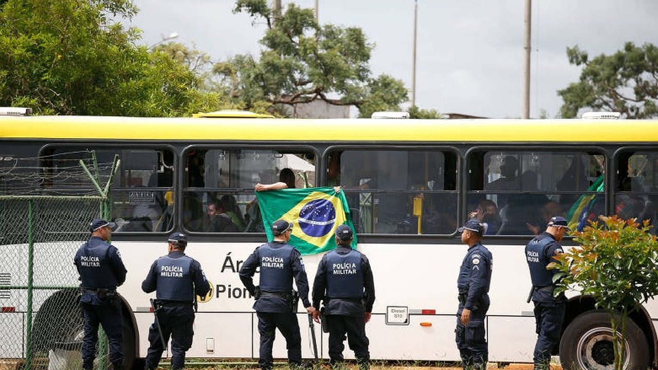 Golpistas presos são levados para Papuda e Colmeia; triagem tem vacina anticovid