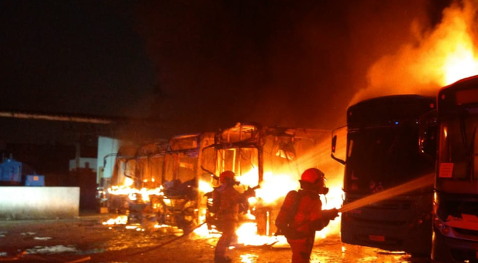 Garagem de ônibus escolar pega fogo na Zona Norte de Aracaju