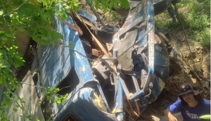 Caminhão carregado de tijolos tomba em ribanceira no município de Monte Alegre de Sergipe / Foto: Foto: Reprodução/Redes Sociais