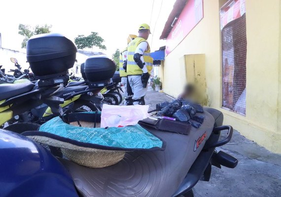 Jovem quase provoca acidente com viatura do Ronda e é pego com 170g de maconha