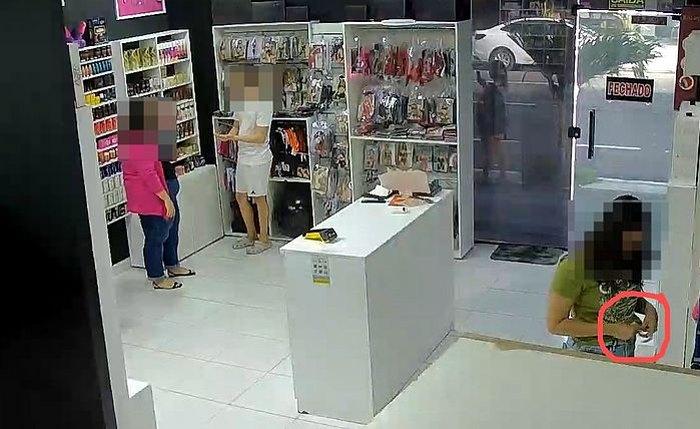 Registros da câmera de segurança do estabelecimento no momento do furto
