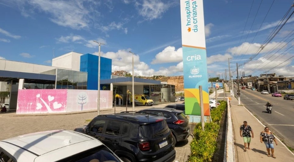 Hospital da Criança, em Maceió, é referência em atendimento pediátrico para os 102 municípios de Alagoas e teve contratos incluídos na investigação da Operação Estágio IV. - Foto: Arquivo/Sesau