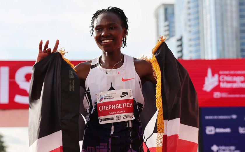 Queniana bate recorde mundial e faz história ao vencer a Maratona de Chicago 