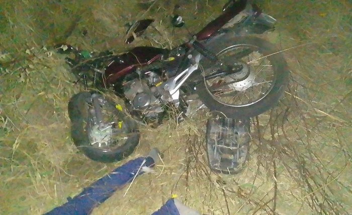 Motocicleta da vítima foi destruída no acidente fatal na Al-220