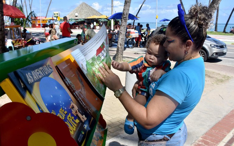 Projeto da Biblioteca Graciliano Ramos leva atividades de incentivo à leitura para a Rua Fechada, na Orla de Maceió