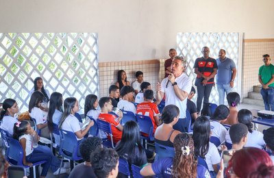 Rafael Brito alerta jovens sobre prejuízos dos jogos online e critica influenciadores que ficam disseminando fake news