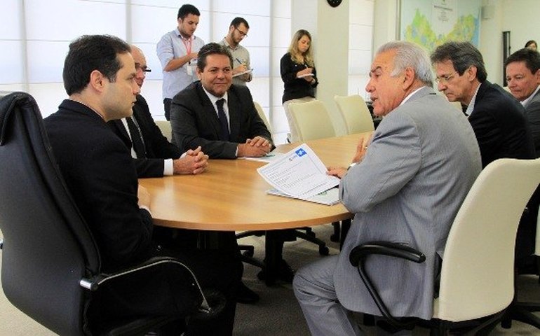 Governador propõe parceria com o Sebrae para ampliar Canal do Sertão