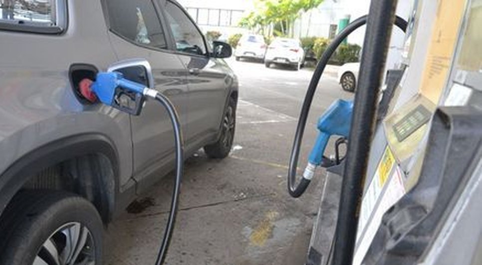 Petrobras anuncia redução de R$ 0,12 na gasolina e aumento de R$ 0,25 no diesel; confira novos valores
