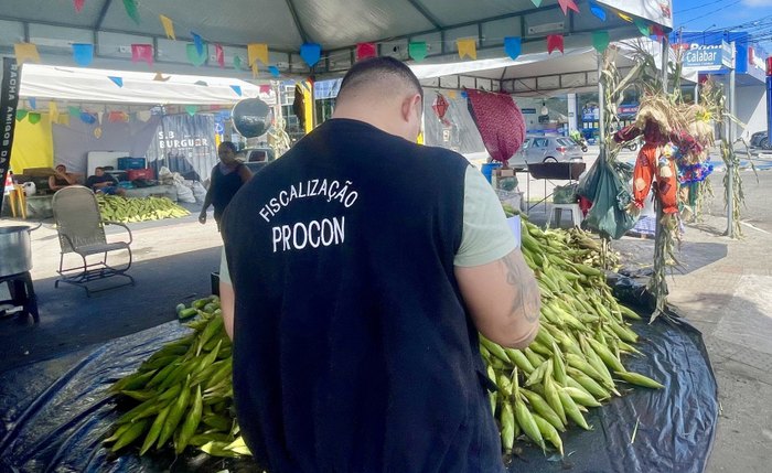 Funcionários do Procon fazem a pesquisa de preços de produtos juninos Funcionários do Procon fazem a pesquisa de preços de produtos juninos