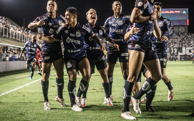 Marcos Leonardo marca gol da vitória sobre o Coritiba e tira Santos da zona de degola