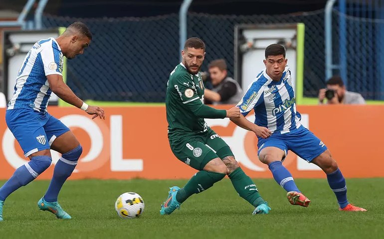 Com time misto, Palmeiras empata e mantém diferença na liderança do Brasileirão