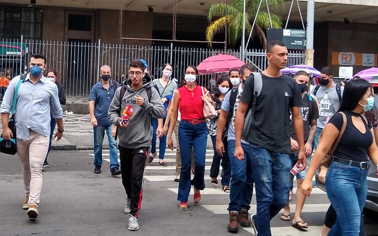 Emprego com carteira no setor privado recua em 315 mil vagas em um trimestre