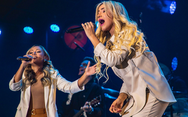 Marine Friesen sobe single com Bruna Karla