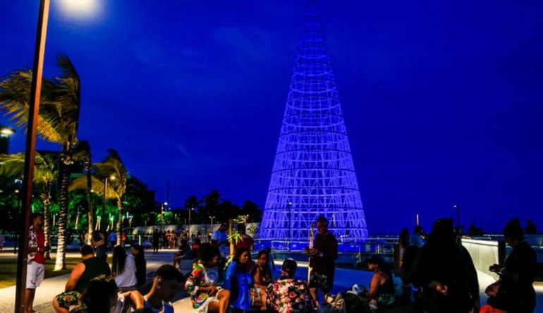 A árvore de natal do Marco dos Corais a favor do Turismo de Maceió