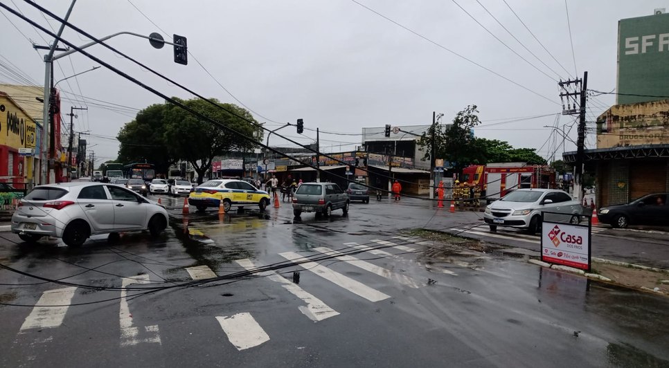 Poste pega fogo e deixa trânsito parcialmente bloqueado no Centro de Aracaju