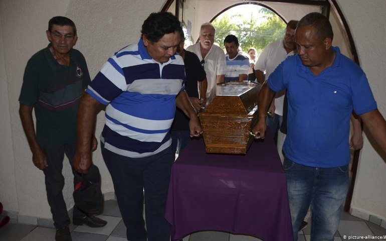Jornalista brasileiro é morto por pistoleiros no Paraguai